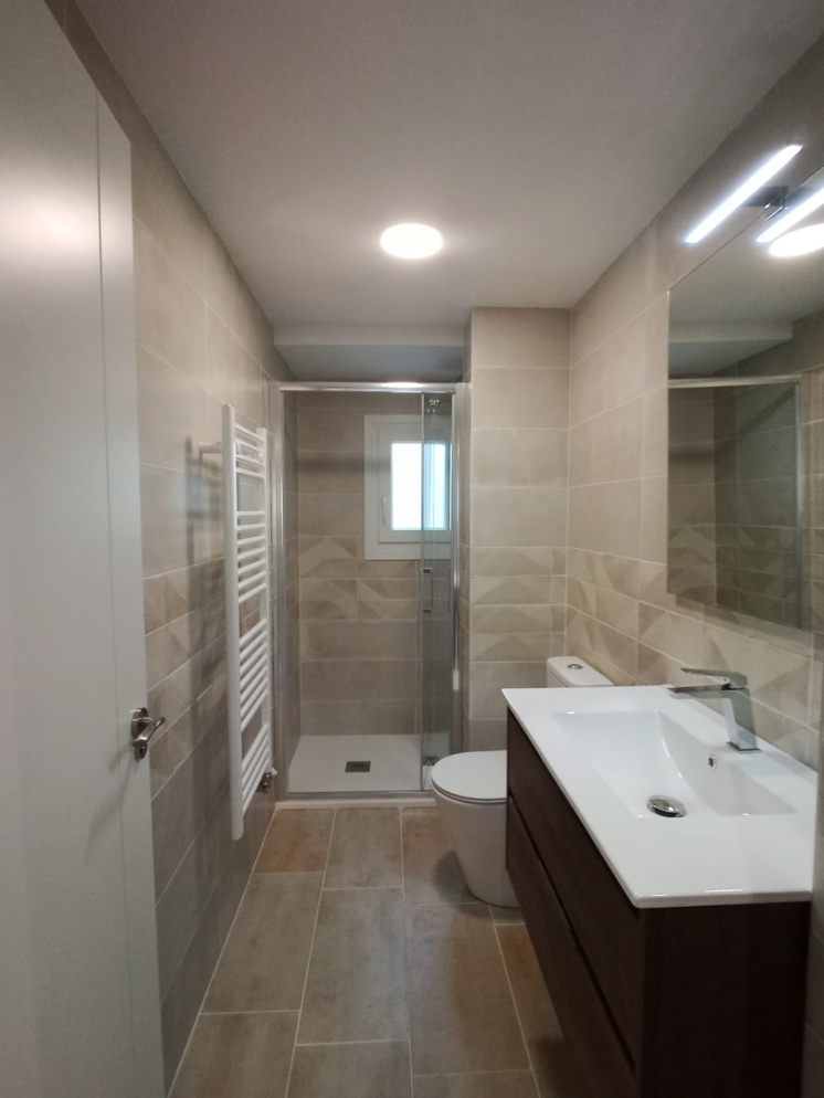 Baño de diseño reformado